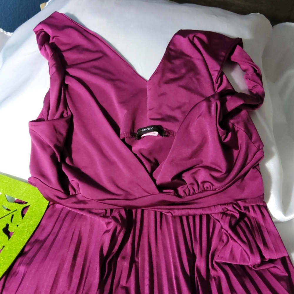 SOPRANO Pleated sleeveless.  Party Dress - Picture 3 of 5
